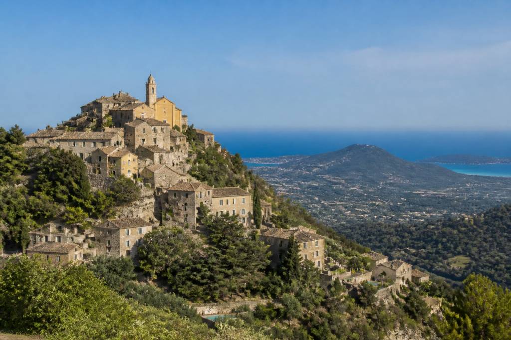 Les plus beaux villages perchés de l’arrière-pays niçois : escapades authentiques entre mer et montagne Les plus beaux villages perchés de l’arrière-pays niçois : escapades authentiques entre mer et montagne